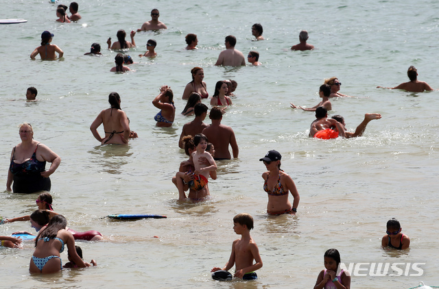 9일(현지시간) 프랑스 남서부의 생장드뤼즈 대서양 해변에서 피서객들이 물놀이를 하며 더위를 식히고 있다. 2020.08.10. (출처: 뉴시스)