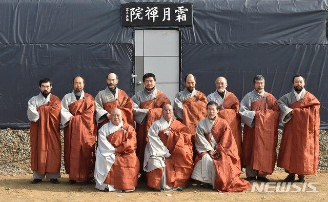 7일 오후 경기 하남시 위례신도시 종교부지 내 천막 법당인 상월선원에서 석 달간의 동안거 수행을 끝낸 자승스님을 비롯한 9명의 스님들이 조계종 종정 진제스님,총무원장 원행스님 등과 기념촬영을 하고 있다.(출처:뉴시스)