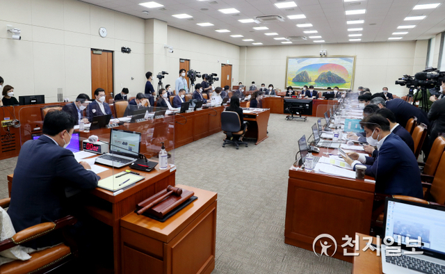 [천지일보=박준성 기자] 윤관석 정무위원장이 21일 서울 여의도 국회에서 열린 정무위원회 전체회의를 주재하고 있다. (제공: 국회) ⓒ천지일보 DB