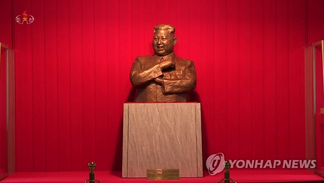 조선중앙TV는 5일 북한 국제친선전람관에 전시돼 있는 김정은 국무위원장의 반신동상을 소개했다. 해당 동상은 시진핑(習近平) 중국 국가 주석이 지난해 방북 때 김 위원장에게 선물한 것으로 