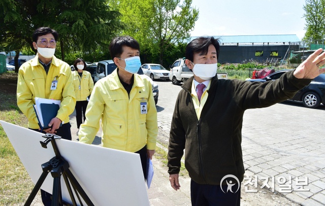 [천지일보 진주=최혜인 기자] 조규일 진주시장이 지난 23일 서부지역 생활체육인프라를 확충을 위해 신안동 1-5번지 일대에서 추진 중인 화물자동차 공영차고지 조성현장을 방문해 추진상황을 점검하고 있다.복합스포츠 타운 조성은 5만 3805㎡에 274억원의 사업비를 투입해 다목적체육관·그라운드골프장·게이트볼장 등을 조성하는 사업으로 오는 2022년 말 준공을 목표로 추진 중이다. (제공: 진주시) ⓒ천지일보 2020.4.24