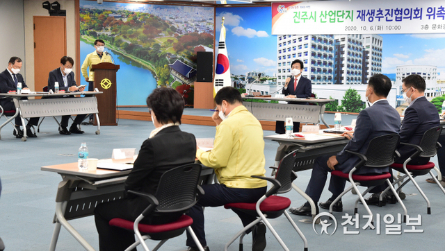 [천지일보 진주=최혜인 기자] 6일 진주시청 문화강좌실에서 조규일 시장이 참석한 가운데 전문가, 기관, 산업단지 입주기업, 공무원 등 22명으로 구성한 상평산단 재생추진협의회의 위촉식이 열리고 있다.이날 조규일 시장은 “상평산단이 재생사업의 모범적인 사례가 될 수 있도록 협의회의 적극적인 참여를 기대한다”고 말했다.시는 협의회 의견을 수렴해 이달 중 경남도 산업단지 계획심의위원회에 시행계획안에 대한 심의를 요청할 계획이다. (사진제공: 진주시) ⓒ천지일보 2020.10.6