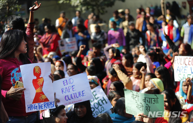 [뉴델리=AP/뉴시스]3일(현지시간) 인도 뉴델리에서 지난달 하이데라바드에서 한 수의사가 성폭행당한 후 살해된 것에 대해 분노한 시민들이 정의를 요구하는 시위를 벌이며 구호를 외치고 있다. 이들은 