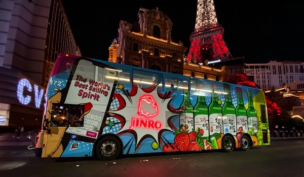 진로 광고로 랩핑한 시티투어버스가 라스베이거스 거리를 달리고  있다. (제공: 하이트진로)