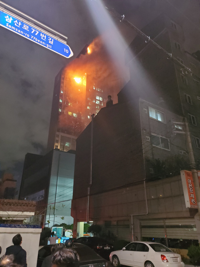 8일 오후 울산 남구 주상복합건물 삼환아르누보에서 화재가 발생해 불길이 번지고 있다. (독자제공)