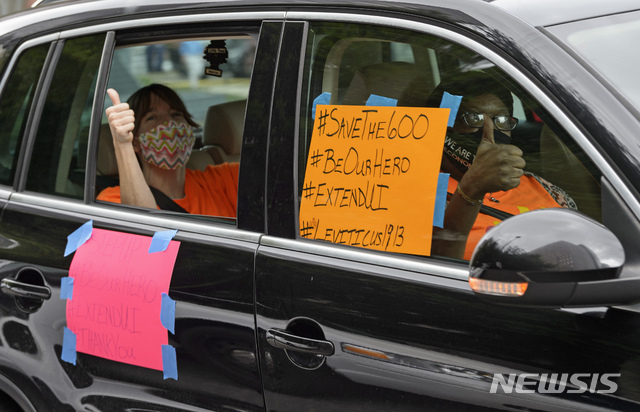 22일(현지시간) 미국 루이지애나주 뉴올리언스에 위치한 존 케네디 공화당 상원의원 사무실 앞에서 주당 600달러의 추가 실업수당을 연장해달라는 자동차 시위가 벌어진 모습(출처: 뉴시스)