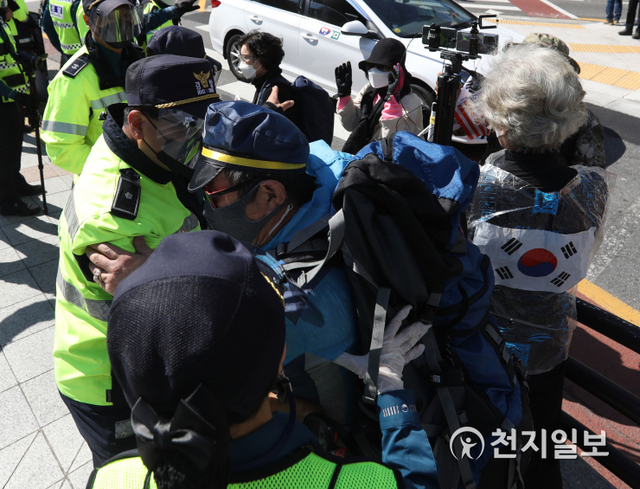 [천지일보=남승우 기자] 한글날인 9일 오후 광화문 일대가 통제된 가운데 보수단체 회원들이 서울 종로구 보신각 앞에서 불법 시위를 시도하던 중 경찰과 몸싸움을 벌이고 있다. ⓒ천지일보 2020.10.9