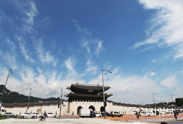 [천지일보=남승우 기자] 서울 종로구 광화문 위로 청명한 가을하늘이 펼쳐져 있다. ⓒ천지일보DB