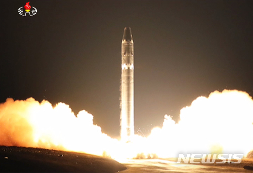 북한 김정은 국무위원장이 29일 새벽 평양인근에서 신형 대륙간탄도미사일(ICBM)급 화성-15형 미사일 발사 현장을 찾아 참관했다고 밝혔다. (출처: 뉴시스)