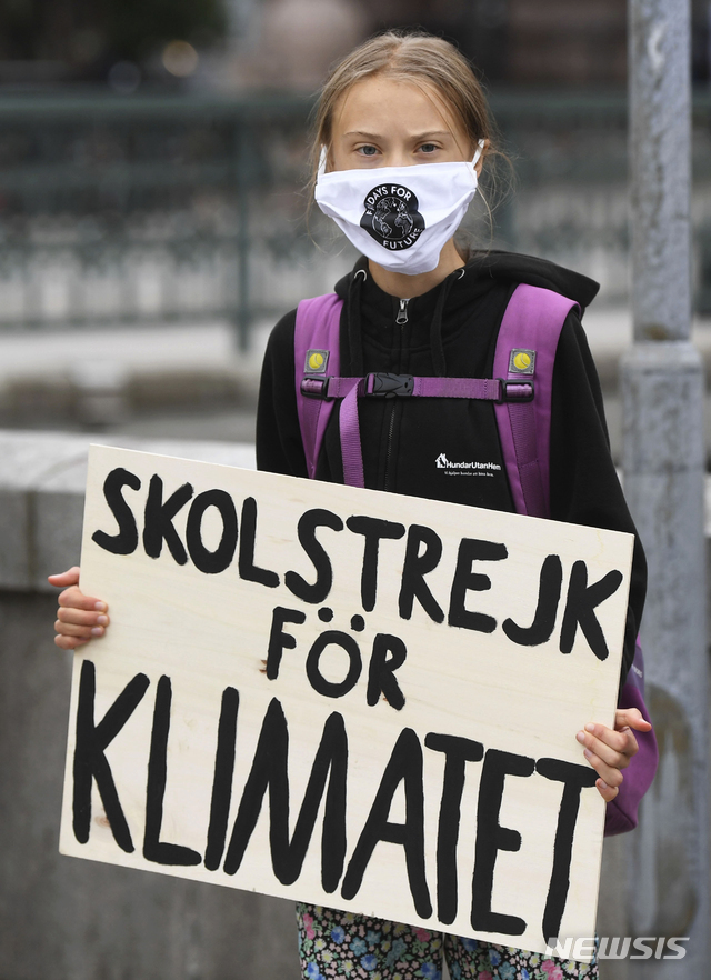 스웨덴의 기후 활동가 그레타 툰베리(17)가 4일(현지시간) 스톡홀름의 의회 건물 앞에서 '기후 위한 학교 파업'이라고 적힌 팻말을 들고 시위하고 있다(출처: 뉴시스)