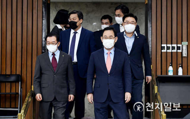 [천지일보=박준성 기자] 국민의힘 주호영 원내대표와 이종배 정책위의장이 6일 서울 여의도 국회에서 열린 국정감사 사전대책회의에 들어서고 있다. (공동취재사진) ⓒ천지일보 2020.10.6