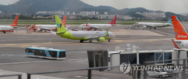 서울 김포공항 주기장에 저비용항공사(LCC) 소속 여객기들이 세워져 있는 모습. (출처: 연합뉴스)