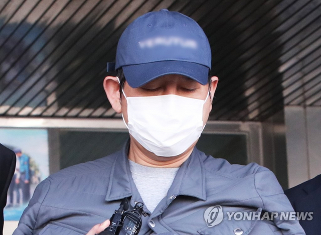 5개월간의 도피행각 끝에 붙잡힌 1조원대 환매중단 사태를 빚은 라임자산운용의 전주(錢主)로 지목된 김봉현 스타모빌리티 회장이 경기남부지방경찰청 지능범죄수사대에서 조사를 받기 위해 24일 오전 경기도 수원남부경찰서 유치장에서 나오고 있다. (출처: 연합뉴스) 2020.4.24