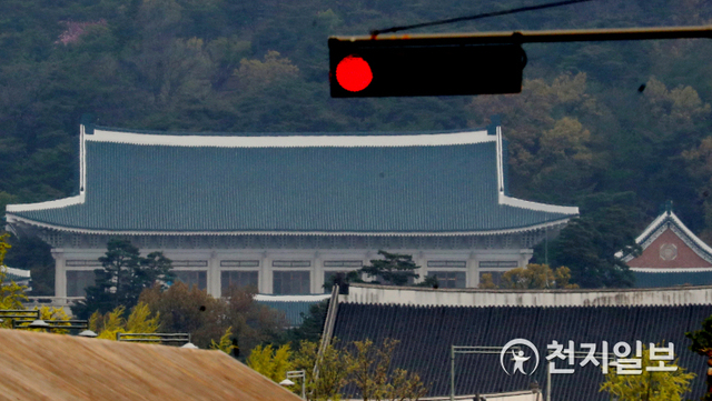 [천지일보=박준성 기자] 경기남부지방경찰청 지능범죄수사대는 25일 오전 1조원대 환매중단 사태를 빚은 라임자산운용의 전주로 지목된 김봉현 스타모빌리티 회장의 구속영장을 신청했다. 김 회장은 지인인 전 청와대 행정관에게 5000만원 가까운 뇌물을 건네 라임 사태에 대한 금감원 검사내용을 입수한 혐의도 받고 있다. 뇌물 등의 혐의로 체포된 김모 전 청와대 행정관은 18일 구속된 상태다. 사진은 25일 광화문광장에서 바라본 청와대. ⓒ천지일보 2020.4.25