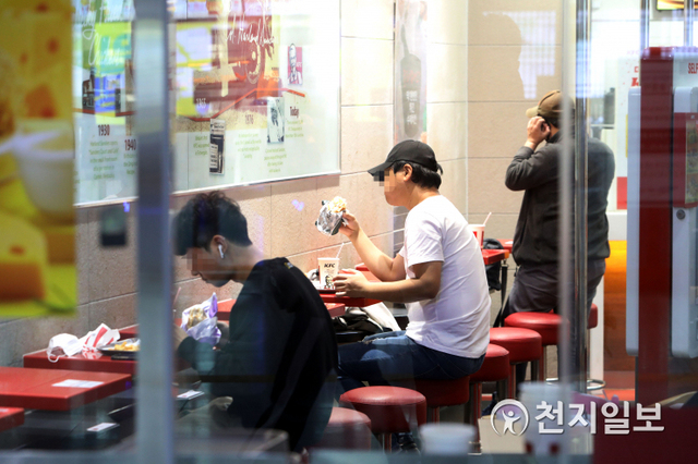 [천지일보=남승우 기자] 정부가 내일부터 사회적 거리두기를 1단계로 조정한다고 밝힌 가운데 11일 오후 서울역의 한 패스트푸드점에서 시민들이 식사를 하고 있다. ⓒ천지일보 2020.10.11