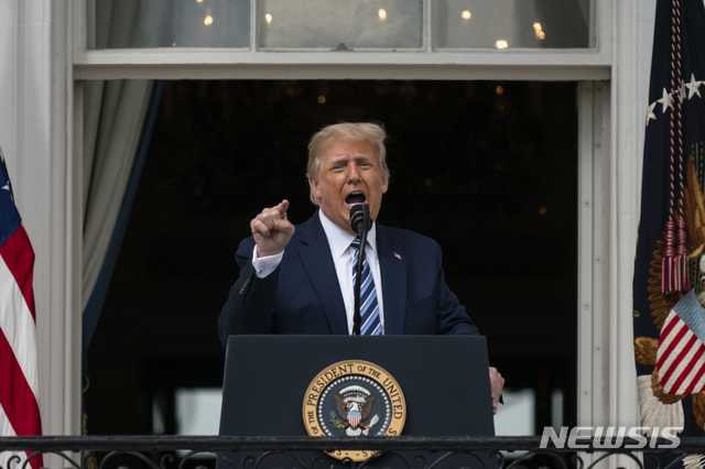 [워싱턴=AP/뉴시스] 도널드 트럼프 미국 대통령이 10일(현지시간) 백악관 발코니에서 '법과 질서'를 주제로 지지자들을 대상으로 연설하고 있다.
