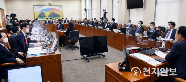 [천지일보=박준성 기자] 윤관석 정무위원장이 7일 서울 여의도 국회에서 열린 정무위원회 국정감사를 주재하고 있다. (사진공동취재단) ⓒ천지일보 2020.10.7