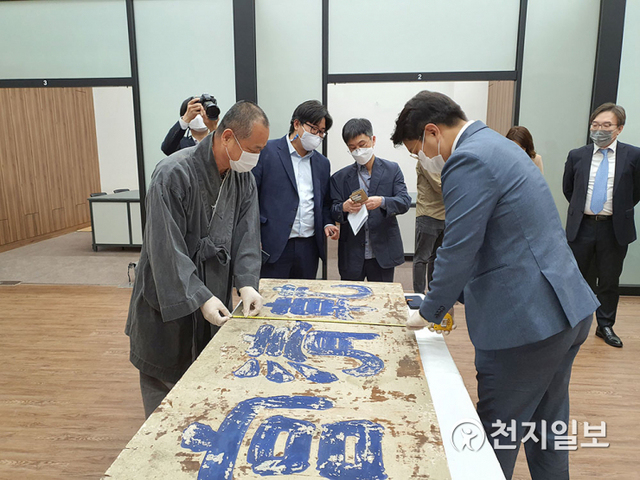 건청궁 현판은 청나라의 서법가 전영(錢泳)의 글씨로 글씨 우측에 ‘매계’란 낙관이 쓰여 있고, 좌측 하단에 ‘전영’이란 두 글자가 행서로 쓰여 있으며, ‘전영지인’이라는 전서 낙관이 찍혀 있다. (제공: 문화재제자리찾기) ⓒ천지일보 2020.10.13