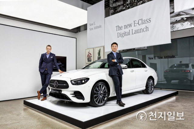 메르세데스-벤츠코리아가 10세대 E-클래스 부분 변경 모델을 유튜브를 통해 국내 공식 출시한다고 13일 밝혔다. 사진은 김지섭 메르세데스-벤츠코리아 대표이사 사장 직무대행(오른쪽)과 마크 레인 제품&마케팅 부문 총괄 부사장이 더 뉴 E-클래스와 포즈를 취하고 있는 모습. (제공: 메르세데스-벤츠코리아) ⓒ천지일보 2020.10.13