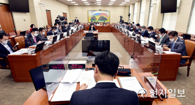 정무위 국정감사 모습. ⓒ천지일보 2020.10.12