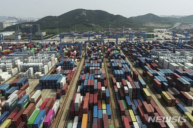 9월1일(현지시간) 중국 산둥성 칭다오 항구에 컨테이너들이 늘어선 모습(출처: 뉴시스)