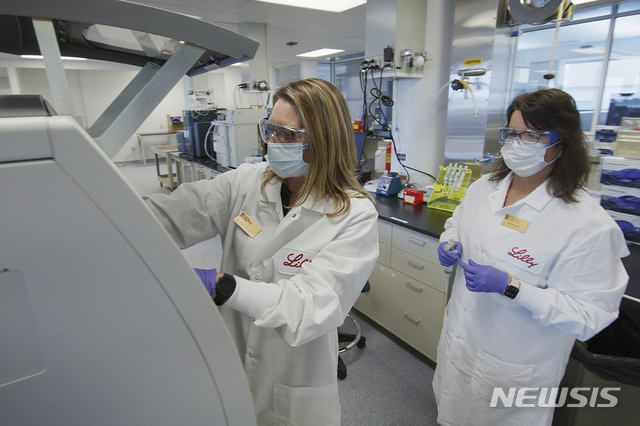 지난 5월 엘리 릴리의 연구원들이 인디애나폴리스의 연구실에서 코로나19 항체 시험을 위해 준비하고 있다. (출처: 뉴시스)