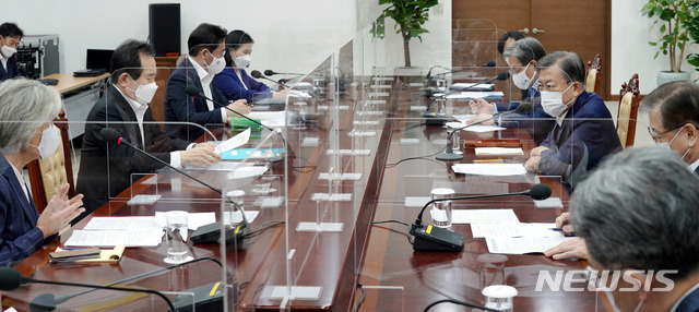 문재인 대통령이 12일 오전 청와대 여민관 소회의실에서 열린 WTO 사무총장 선거 지원 회의를 주재하고 있다. (출처: 뉴시스)