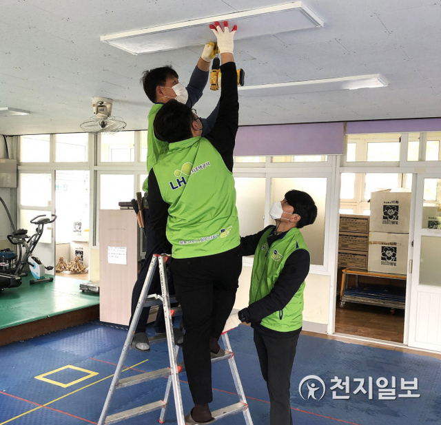 한국토지주택공사(LH)가 14일 경남 진주시 금산면 소재 진주장애인복지센터에서 스마트 리모델링 기부사업을 펼치고 있다. (제공: LH) ⓒ천지일보 2020.10.14