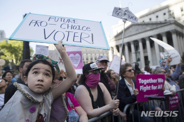 【뉴욕=AP/뉴시스】미 전역에서 낙태 금지법에 반대하는 시위가 벌어져 21일(현지시간) 미국 뉴욕에서 9세 어린이가 낙태 금지 반대 시위에 참여하고 있다.