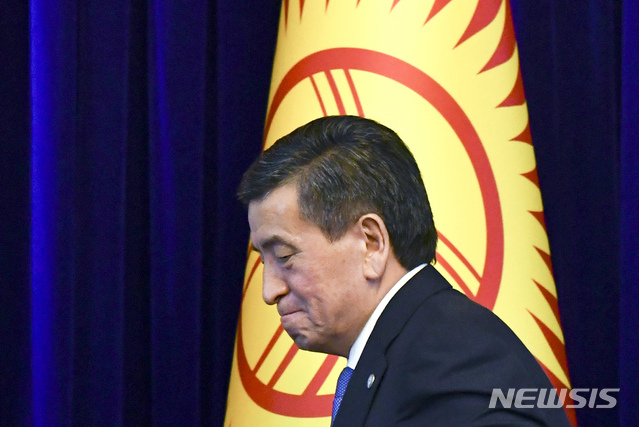 [비슈케크=AP/뉴시스] 소론바이 제엔베코프 키르기스스탄 대통령이 15일(현지시간) 성명을 통해 자진 사퇴 의사를 밝혔다. 제엔베코프 대통령은 성명에서 