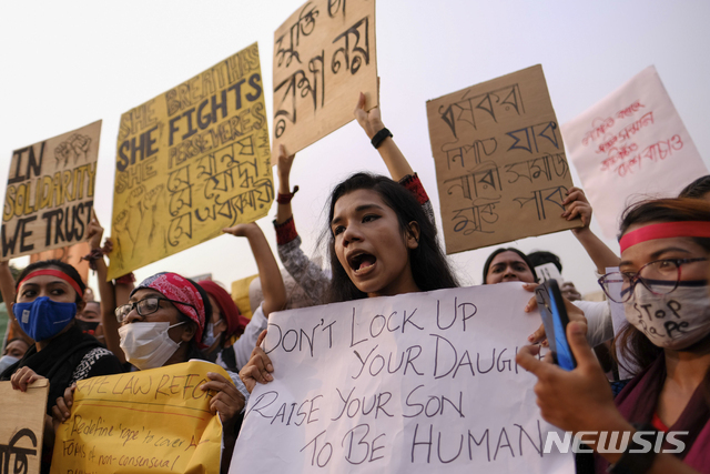 9일 방글라데시 수도 의사당 앞에서 여성들이 여성에 대한 성폭행 근절 및 강간범 강력처벌을 촉구하고 있다(출처: 뉴시스)