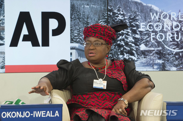 [다보스(스위스)=AP/뉴시스] 2014년 1월24일 나이지리아의 은고지 오콘조-이웰라 재무장관(당시)이 참석하고 있다.