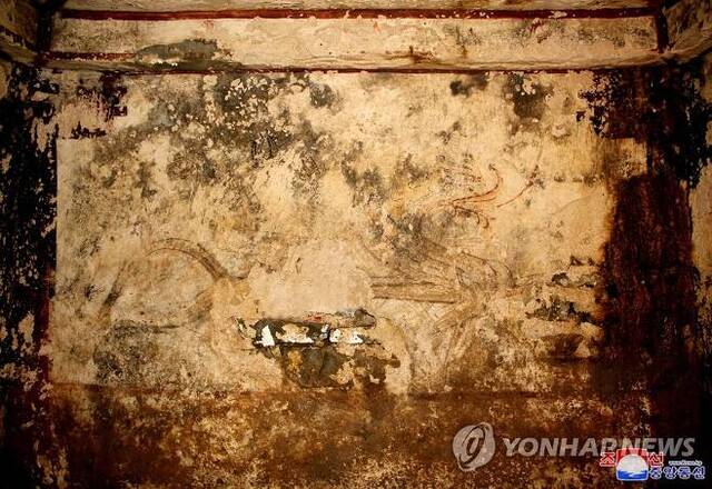 북한 황해남도 안악군 월지리에서 고구려벽화무덤과 유물들이 새로 발굴됐다고 2020년 9월 3일 조선중앙통신이 보도했다. 사진은 북한이 공개한 벽화 '청룡'. (출처: 연합뉴스)