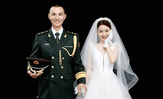 우한에 최초로 간호 봉사를 하며 중국의 코로나 영웅으로 불리는 위신후이가 실제 간호사가 아닌 것으로 밝혀져 파문이 일고 있다. 사진은 웨이보에 올라온 위신후이의 약혼 사진. (출처: 웨이보)