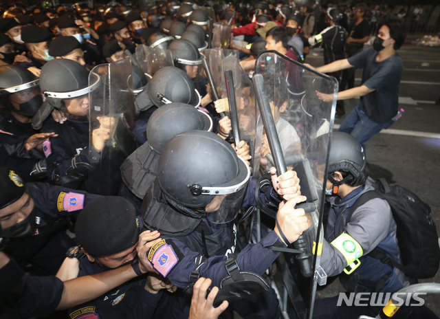 15일(현지시간) 태국 방콕에서 열린 반정부 시위 중 민주화 시위대가 경찰과 몸싸움을 벌이고 있다(출처: 뉴시스)