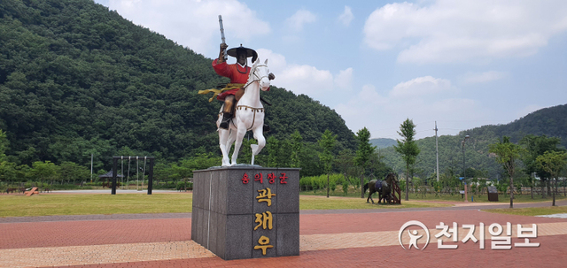 [천지일보=이예진 기자] 의령군 유곡면 망우당 곽재우 의병장 생가에 있는 동상