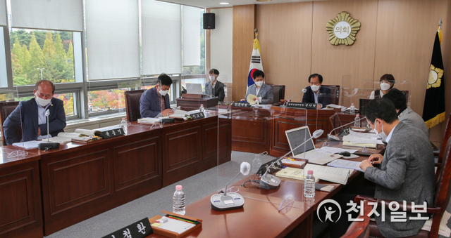 천안시의회 경제산업위원회가 15일 안건심사를 하고 있다. (제공: 천안시의회) ⓒ천지일보 2020.10.18