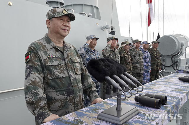 2018년 4월 시진핑 중국 국가주석이 남중국해에서 중국 인민해방군 해군 함대를 둘러본 후 발언하고 있다. (출처: 뉴시스)
