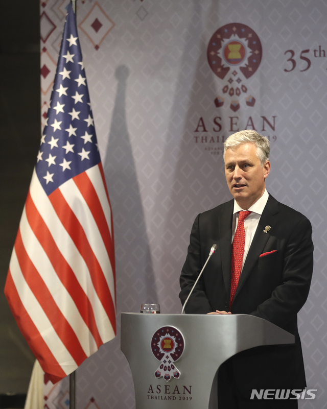 2019년 11월 아세안 정상회의 관련 동아시아 정상회의에 미국 대표로 참석한 로버트 오브라이언 백악관 국가안보보좌관이 기자회견을 하고 있다. (출처: 논타부리=AP/뉴시스)
