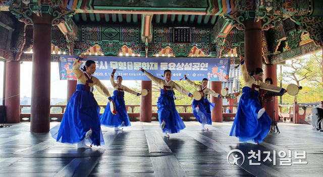 [천지일보 진주=최혜인 기자] 지난 17일 경남 진주성 촉석루에서 진주검무, 포구락무, 교방굿거리춤과 신관용류 가야금산조 등의 보유자·이수자들이 참석한 가운데 코로나19로 중단됐던 ‘무형문화재 토요상설공연’이 재개되고 있다.이날 펼쳐진 진주교방굿거리춤은 고려 문종 때부터 교방청에서 전승돼 900년의 역사를 지닌 궁중교방 계열 춤으로 지난 1997년 경남도 무형문화재로 지정됐다.토요상설공연은 2007년에 처음 시작돼 올해로 13년째를 맞은 진주시 주최행사로 올해는 내달까지 매주 토요일 오후 2시에 진주성 촉석루에서 열릴 예정이다. (사진 제공: 진주시) ⓒ천지일보 2020.10.18