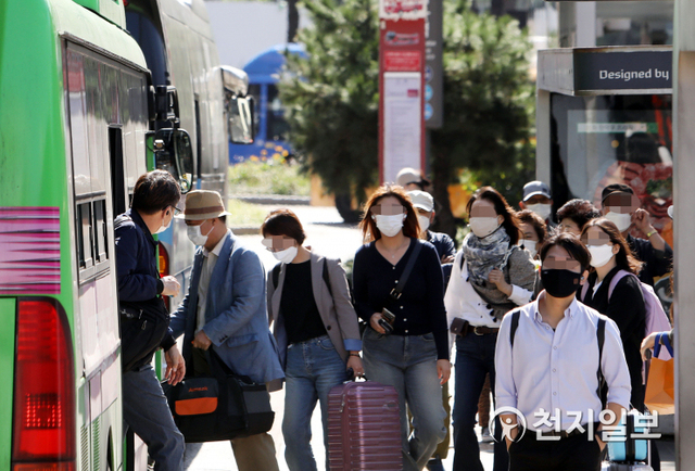 [천지일보=남승우 기자] 오는 13일부터 마스크 착용을 의무화하는 행정명령이 시행되는 가운데 5일 오후 서울역버스환승센터에서 시민들이 마스크를 쓴 채 버스에 탑승하고 있다. ⓒ천지일보 2020.10.5