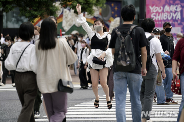 지난달 21일 일본 도쿄 시부야에서 시민들이 마스크를 착용하고 걷고 있다(출처: 뉴시스)