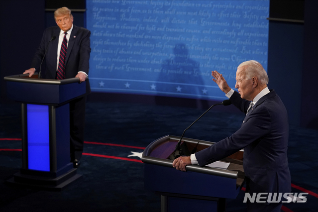 [클리블랜드=AP/뉴시스]도널드 트럼프 미국 대통령과 조 바이든 민주당 대선 후보가 29일(현지시간) 미 오하이오주 클리블랜드에서 열린 제1차 TV 토론에 참석해 토론하고 있다.
