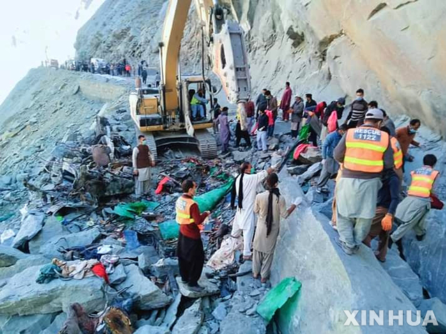 [스카르두=신화/뉴시스] 파키스탄 최북단 길기트 발티스탄주의 스카르두 지구에서 18일 버스가 산사태에 휩쓸리면서 타고 있던 16명 모두 사망하는 참사가 발생했다.