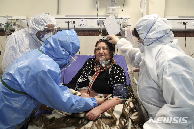 8일(현지시간) 이란 테헤란의 한 병원에서 의료진이 신종 코로나바이러스 감염증(코로나19) 환자를 치료하고 있다. 이란 정부는 이달 20일부터 2주간의 새해 연휴(노루즈)가 시작되면서 여행이나 이동을 최대한 자제할 것을 강조했다(출처: 뉴시스)