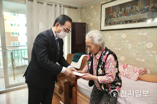 1. 박상돈 천안시장이 16일 이명복 100세 어르신의 자택을 방문해 건강과 장수를 기원하는 장수지팡이와 장수패를 전달하고 있다. (제공: 천안시) ⓒ천지일보 2020.10.19