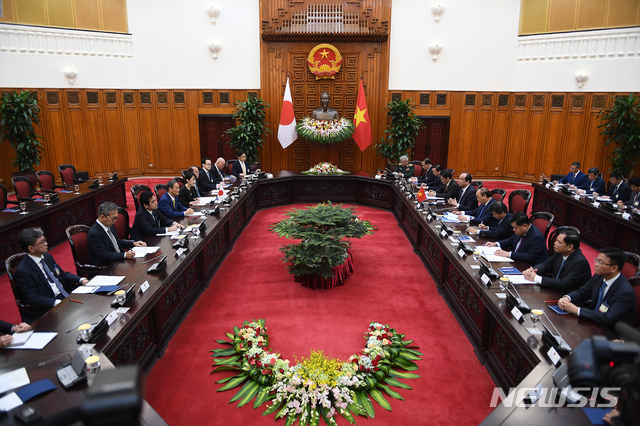 회담하는 일본-베트남 정상[하노이=AP/뉴시스] 베트남을 공식 방문한 스가 요시히데(왼쪽 네 번째) 일본 총리가 19일 하노이 정부청사에서 응우옌 쑤언 푹(오른쪽 다섯 번째) 베트남 총리와 회담하고 있다.