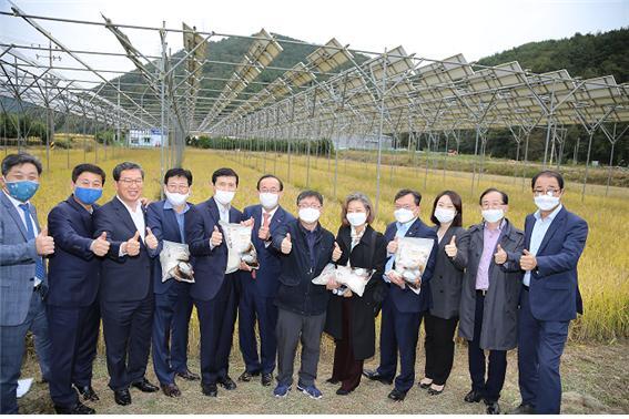 경남 고성군 하이면의 한국남동발전 영농형 태양광 발전단지 현장에서 참석자들이 기념촬영을 하고 있다. (제공: 한국남동발전) ⓒ천지일보 2020.10.19