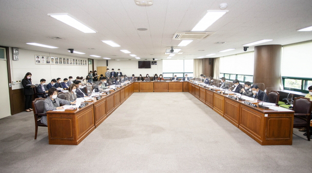 안산시의회가 19일 의회 대회의실에서 10월 의원총회를 개최했다.ⓒ천지일보 2020.10.19