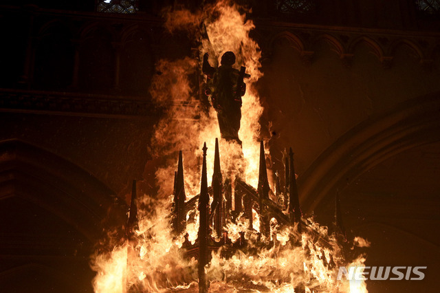 [산티아고=뉴시스/AP] 18일(현지시간) 칠레 산티아고에서 부패와 생계비 급등에 항의하는 반정부 시위 1주년을 맞아 시위대들이 불 붙인 아순시온 교회가 화염에 휩싸여 있다.